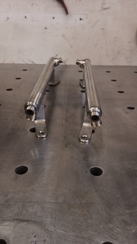 Listwy paliwa Mercedes M116 V8